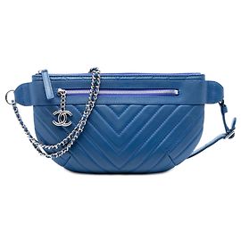 Borsa cintura Chanel CC Chevron in pelle d'agnello blu con zip superiore Blu