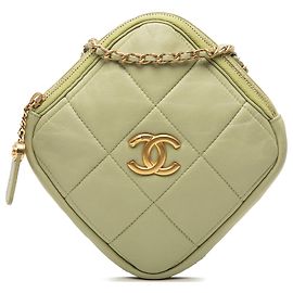 Clutch Chanel CC em pele de cordeiro acolchoada verde com corrente e alça transversal Verde