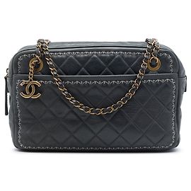 Bolsa Camera Chanel CC em couro de vitelo matelassado iridescente preto com costura whipstitch Preto