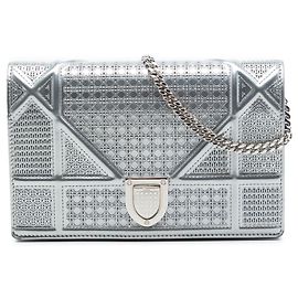 Portafoglio e borsa a tracolla Diorama in vernice metallizzata microcannage argento Dior Argento