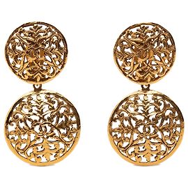 Orecchini a clip Chanel CC con filigrana dorata e doppi orbi D'oro
