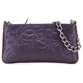 Bolsa Pochette Chanel em pele de cordeiro com relevo de camélia roxa e corrente Roxo