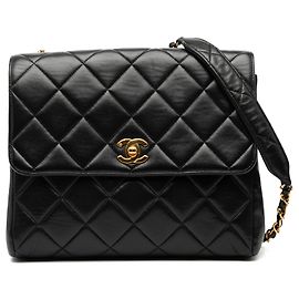 Bolsa transversal Chanel Small Square em pele de cordeiro preta com aba reta simples Preto