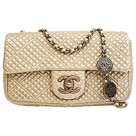 Bolsa de ombro Chanel Small Micro Quilted Metallic Lambskin Coin Flap em dourado Dourado