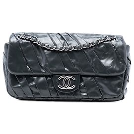 Borsa a tracolla Chanel Medium Glazed Calfskin Twisted Flap nera Nero