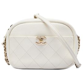 Pequena bolsa de câmera Chanel branca em pele de cabra acolchoada casual Branco