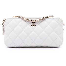 Clutch Chanel CC matelassé em couro caviar branco com zíper duplo e alça de corrente Branco