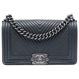 Chanel Old Medium Chevron Lambskin Boy Flap Umhängetasche Grau Grau