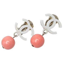 Orecchini a clip Chanel CC in resina bianca e placcati oro con gocce Bianco