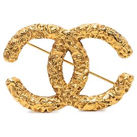Spilla Chanel CC placcata oro con rilievo barocco D'oro