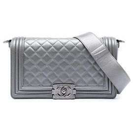 Bolsa transversal Chanel Old Medium Boy Flap em pele de cordeiro acolchoada cinza Cinza