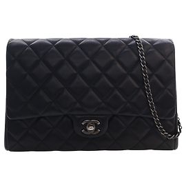 Clutch de aba Chanel CC em pele de cordeiro acolchoada preta com alça de corrente Preto