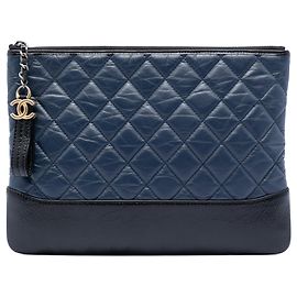 Pochette Gabrielle O Case en cuir de veau vieilli bleu Chanel Taille Medium Bleu