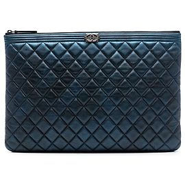 Clutch Boy O Case em pele de cordeiro metalizada acolchoada azul Chanel Large Azul