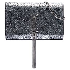 Bolsa Tiracolo com Corrente Kate Tassel Saint Laurent em couro metálico com relevo de píton prateado e monograma clássico Prata