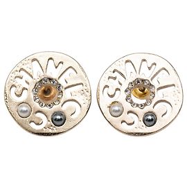 Brincos de botão Coco Logo Disc banhados a ouro Chanel com strass e pérolas falsas Dourado