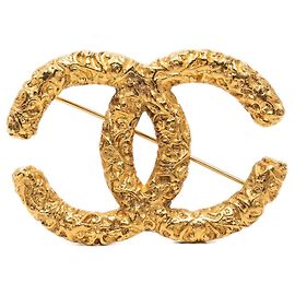 Spilla Chanel CC placcata oro con rilievo barocco D'oro