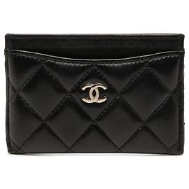 Tarjetero de piel de cordero acolchado Chanel CC negro Negro