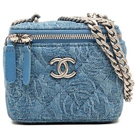 Mini Vanity Case Chanel in denim trapuntato blu con camelia e borsa a tracolla crossbody Blu