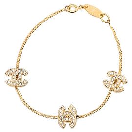 Bracciale con charm Chanel CC placcato oro e strass D'oro