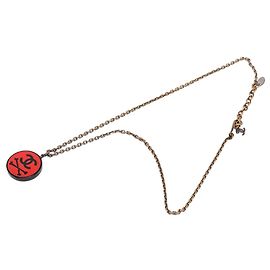 Collier pendentif rond Crossbones en résine plaqué or CC Chanel rouge Rouge