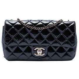 Bolsa transversal Chanel Paris Salzburg Medium em couro envernizado e pele de cabra azul com ilhoses CC Azul