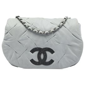 Bolsa Tiracolo Chanel East Glint em couro de bezerro iridescente cinza Cinza