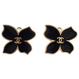 Boucles d'oreilles clips Chanel CC plaquées or avec fleurs émaillées Doré