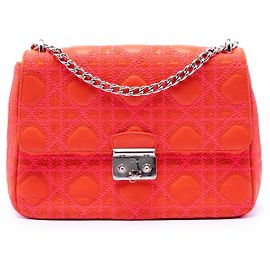 Bolsa de Ombro com Aba Miss Dior Medium em pele de cordeiro Cannage bordada Orange Dior Laranja