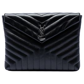 Saint Laurent LouLou Document Clutch aus gestepptem Kalbsleder mit Monogramm in Schwarz Schwarz