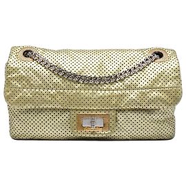 Sac à épaule Chanel Reissue 2.55 Drill Flap en cuir de veau perforé métallisé doré Doré