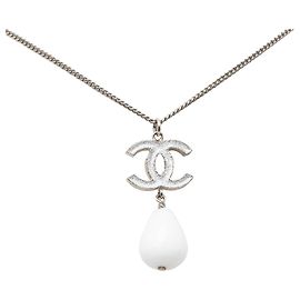 Colar com pingente em formato de gota Chanel CC em resina e latão prateado Prata