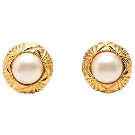 Brincos de pressão Chanel CC banhados a ouro acolchoados com pérolas falsas Dourado