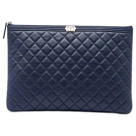 Chanel Boy O Case Large Clutch aus gestepptem Lammleder in Blau Blau
