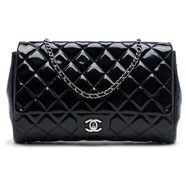 Clutch de aba acolchoada em verniz preto Chanel CC com alça de corrente Preto