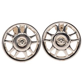Boucles d'oreilles clips Chanel CC argentées avec motif roue Argenté