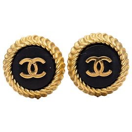 Orecchini a clip rotondi Chanel CC placcati oro e smalto D'oro