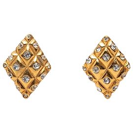 Chanel CC vergoldete Strass-Clip-Ohrringe mit gestepptem Rhombus-Muster Golden