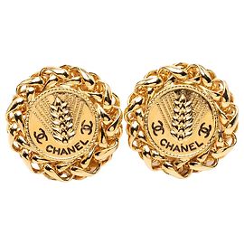 Boucles d'oreilles clips Chanel CC plaquées or avec médaillon en épi Doré