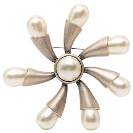 Chanel vergoldete Brosche mit Kunstperlen-Blumen Golden