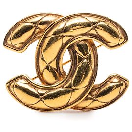 Broche Chanel CC acolchoada banhada a ouro Dourado