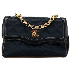 Bolsa Crossbody Chanel CC em cetim acolchoado preto com corrente Bijoux e aba única Preto