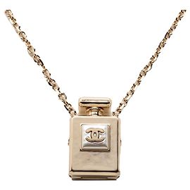 Collier pendentif médaillon flacon de parfum Chanel CC plaqué or blanc Blanc