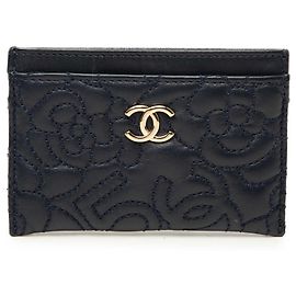 Chanel CC geprägter Lammleder Kartenhalter in Blau mit Camélia Blau