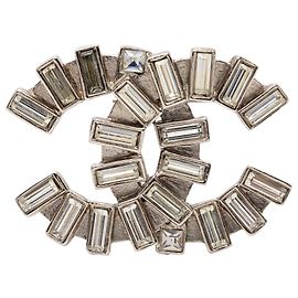 Chanel CC Baguette-Brosche aus versilbertem Messing und Strass Silber