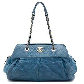Bolsa Bowling Chic Quilt em couro de bezerro iridescente matelassé azul Chanel Azul
