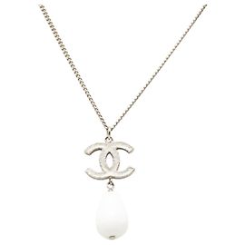 Colar com pingente Chanel CC em latão e pérolas falsas prateado Prata