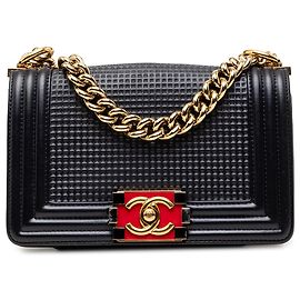 Borsa a tracolla Chanel Boy Flap Small in pelle d'agnello goffrata a cubi blu Blu