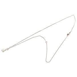 Colar com pingente Chanel CC em latão prateado e esferas de strass Prata