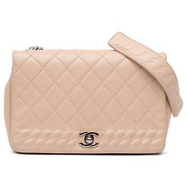 Sac crossbody à rabat Chanel en veau matelassé tan avec chaîne embossée Camel